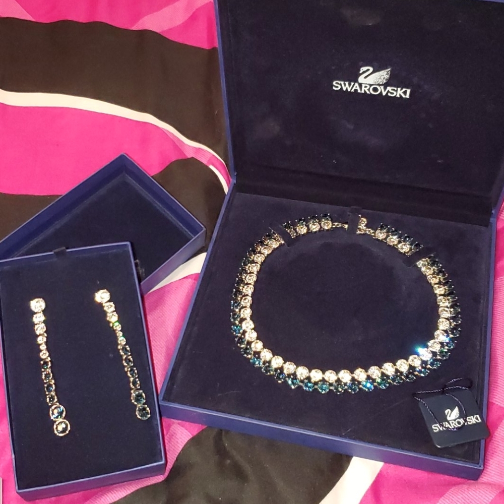 Swarovski hot Montana collar and earrings set